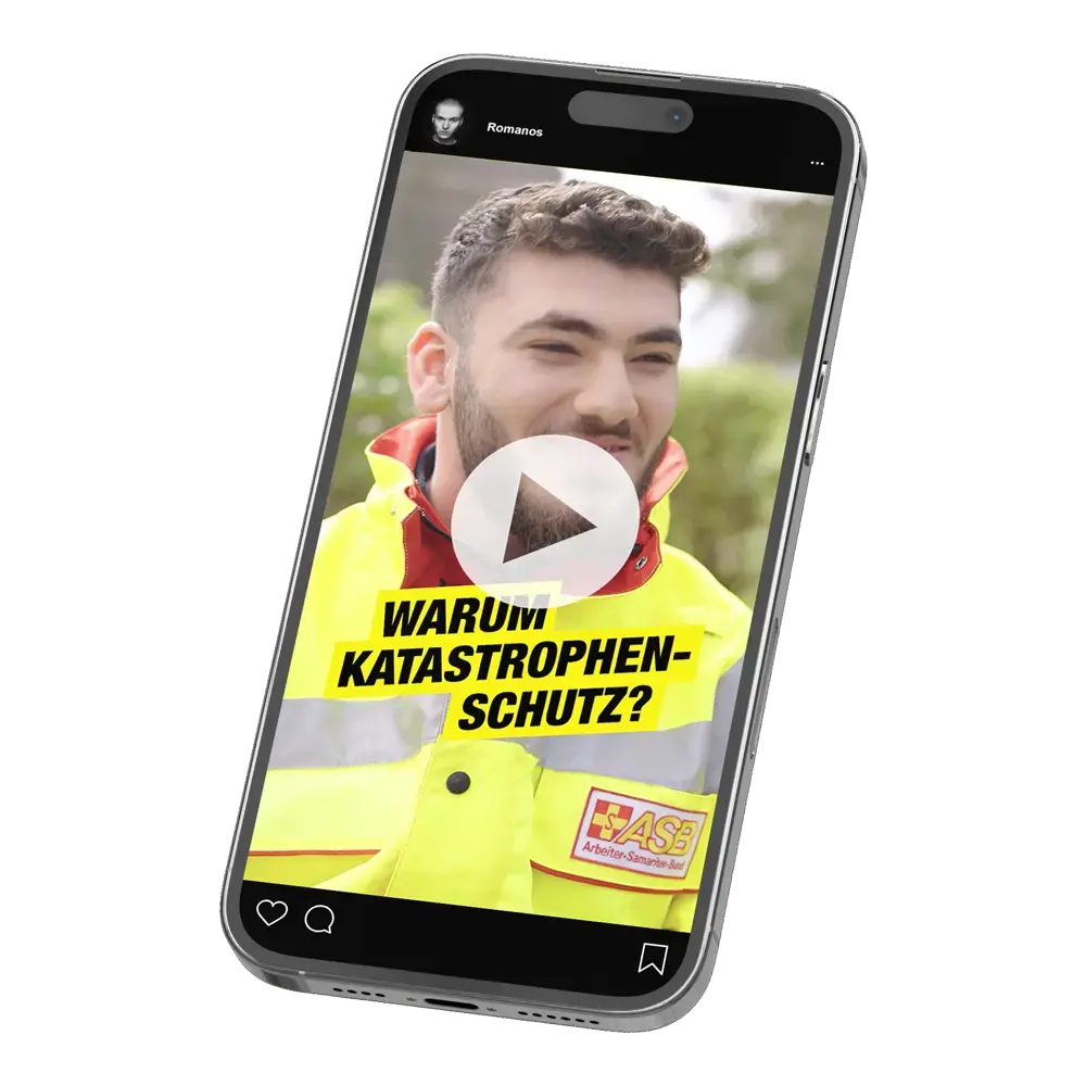 Das Bild zeigt ein Smartphone mit einer Videopreview des Interviews mit einem Kampagnengesicht vom ASB.