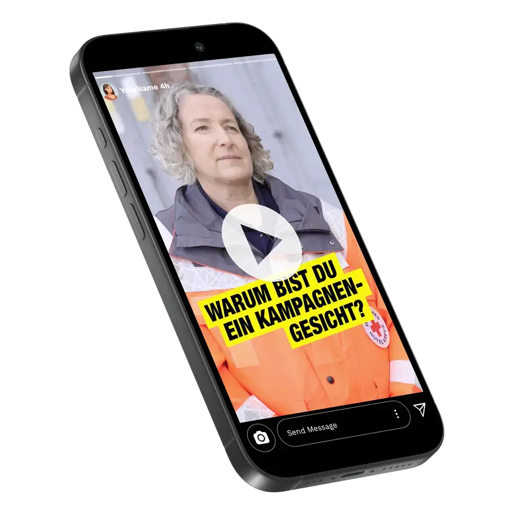 Das Bild zeigt ein Smartphone mit einer Videopreview des Interviews mit einem Kampagnengesicht vom DRK.