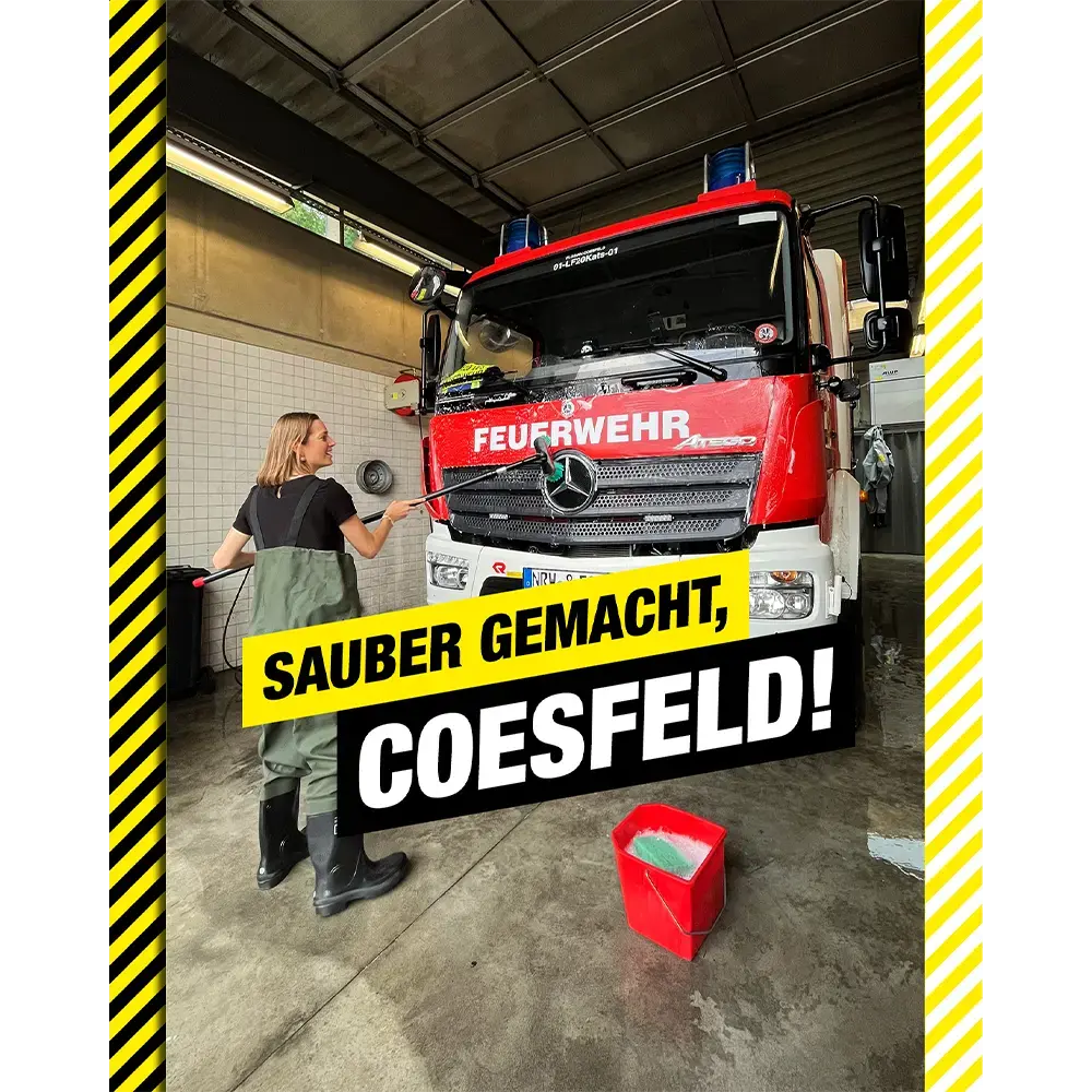 Das Bild zeigt eine Frau, die ein Feuerwehrauto putzt. Der Schriftzug im Vordergrund besagt: &quot;Sauber gemacht, Coesfeld!&quot;