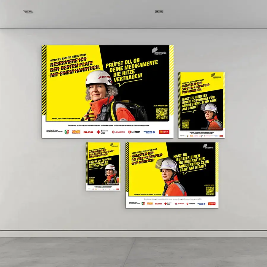 Das Bild zeigt verschiedene Plakatadaptionen der Befähigungsmotive an einer Wand.