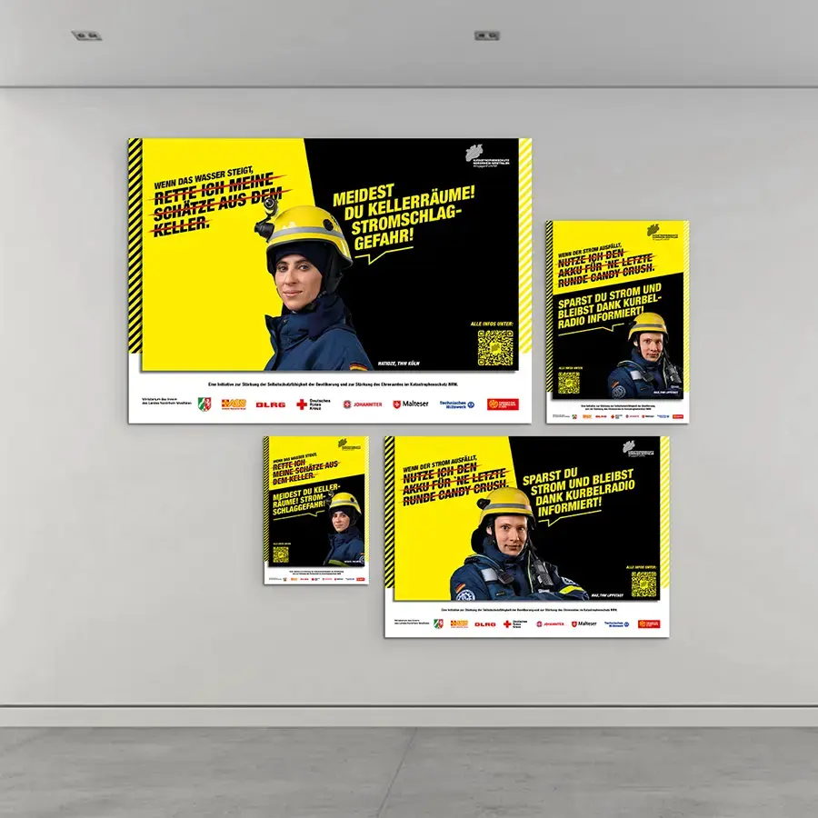 Das Bild zeigt die Plakatadaptionen der Befähigungsmotive an einer Wand.