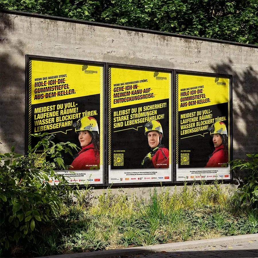 Das Bild zeigt die Plakatadaptionen der Befähigungsmotive an einer Mauer.