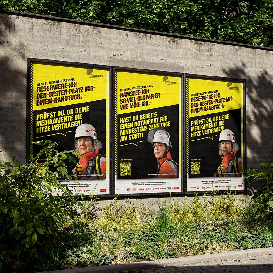 Das Bild zeigt die Plakatadaptionen der Befähigungsmotive an einer Mauer.