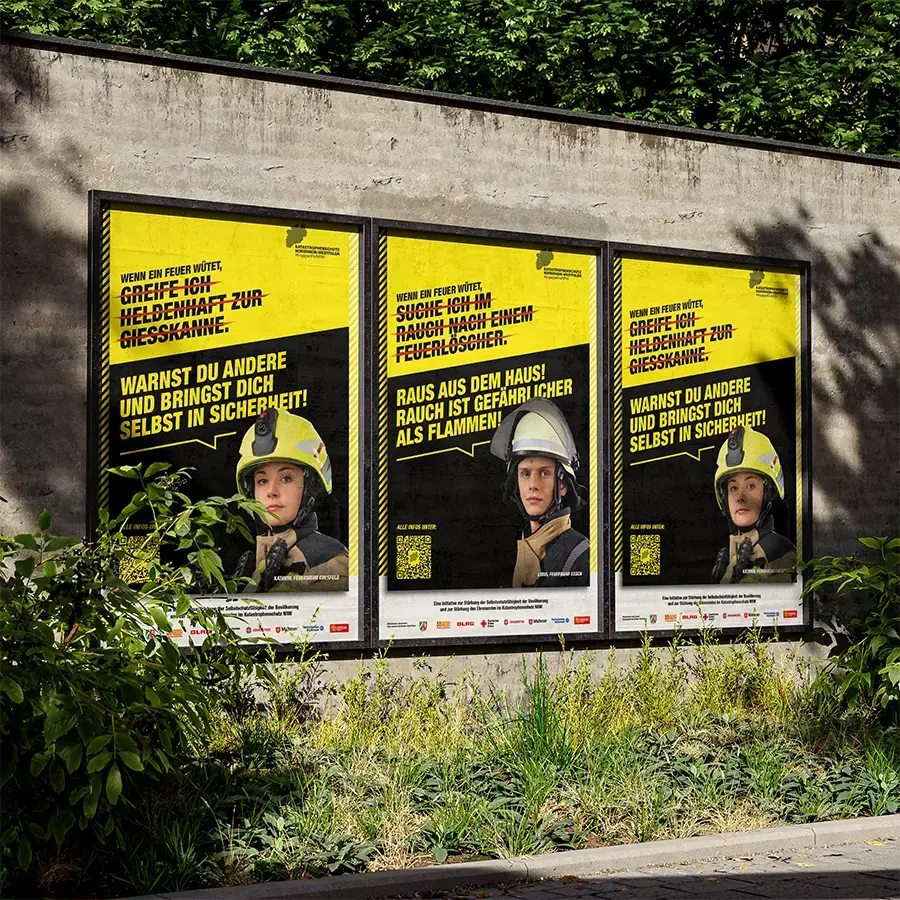 Das Bild zeigt die Plakatadaptionen der Befähigungsmotive an einer Mauer.