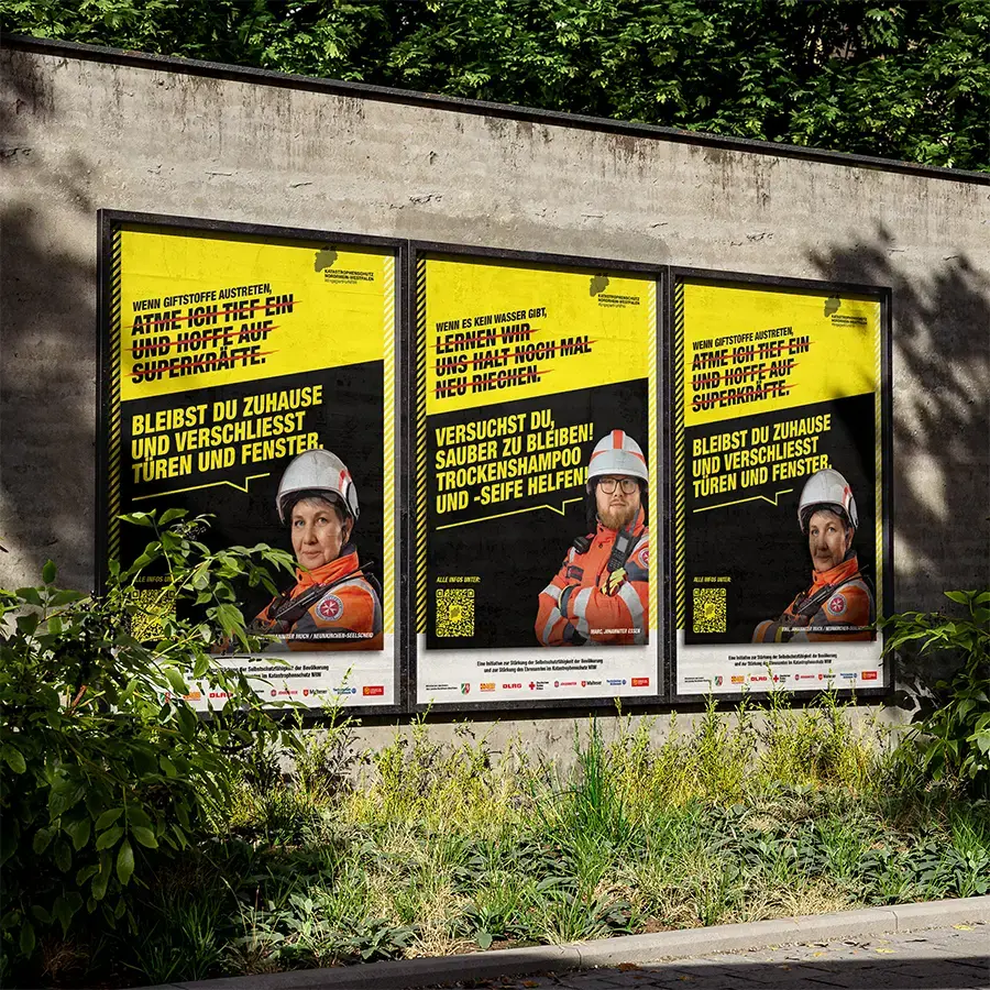 Das Bild zeigt die Plakatadaptionen der Befähigungsmotive an einer Mauer.