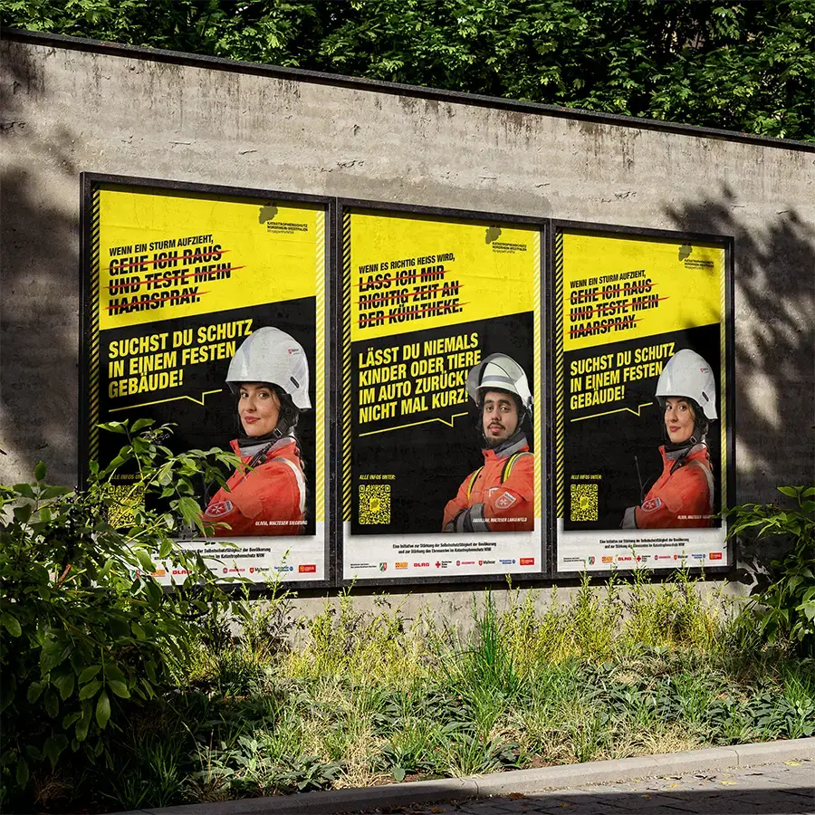Das Bild zeigt die Plakatadaptionen der Befähigungsmotive an einer Mauer.