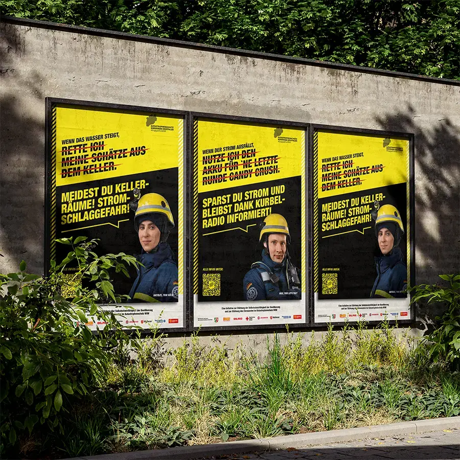 Das Bild zeigt die Plakatadaptionen der Befähigungsmotive an einer Mauer.
