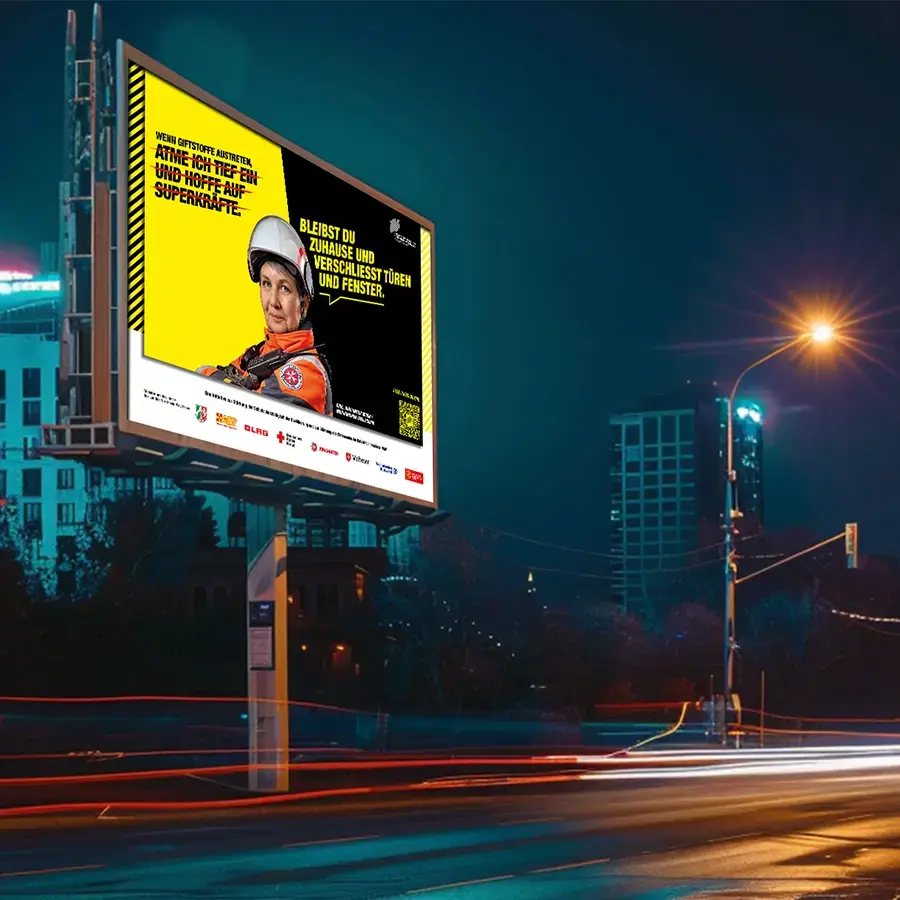 Ein Citystar-Format an einer Straße mit einer Katastrophenschützerin von der JUH.