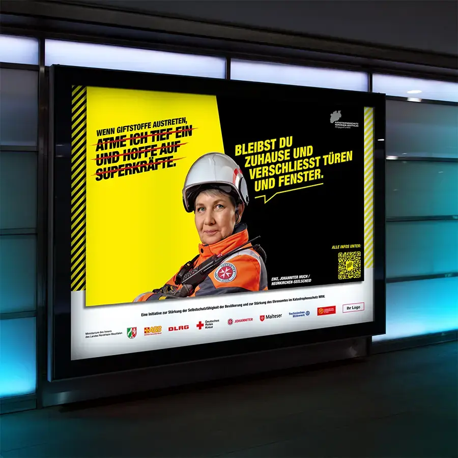 Eine Großfläche mit einer Katastrophenschützerin von der JUH.