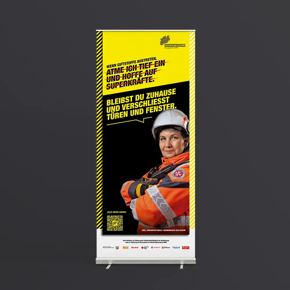 Ein Rollup mit einer Katastrophenschützerin von der JUH.