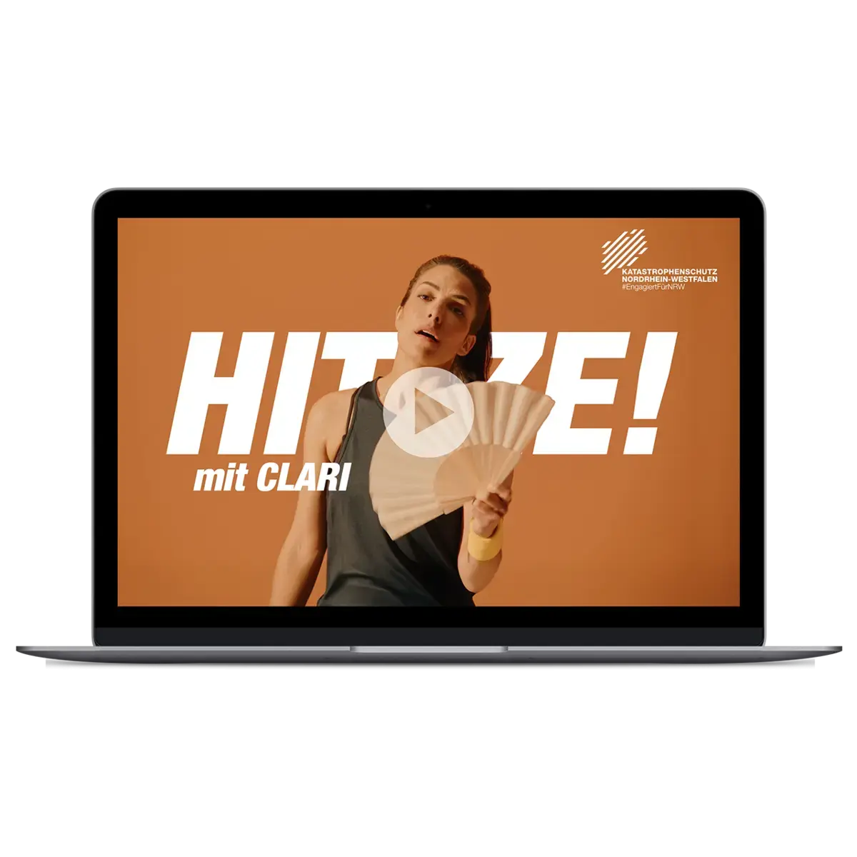 Das Bild zeigt einen Laptop mit einem Ausschnitt der Clari-Clips. man sieht Clari, die sich Luft zufächert, und einen Schriftzug: Hitze! mit Clari