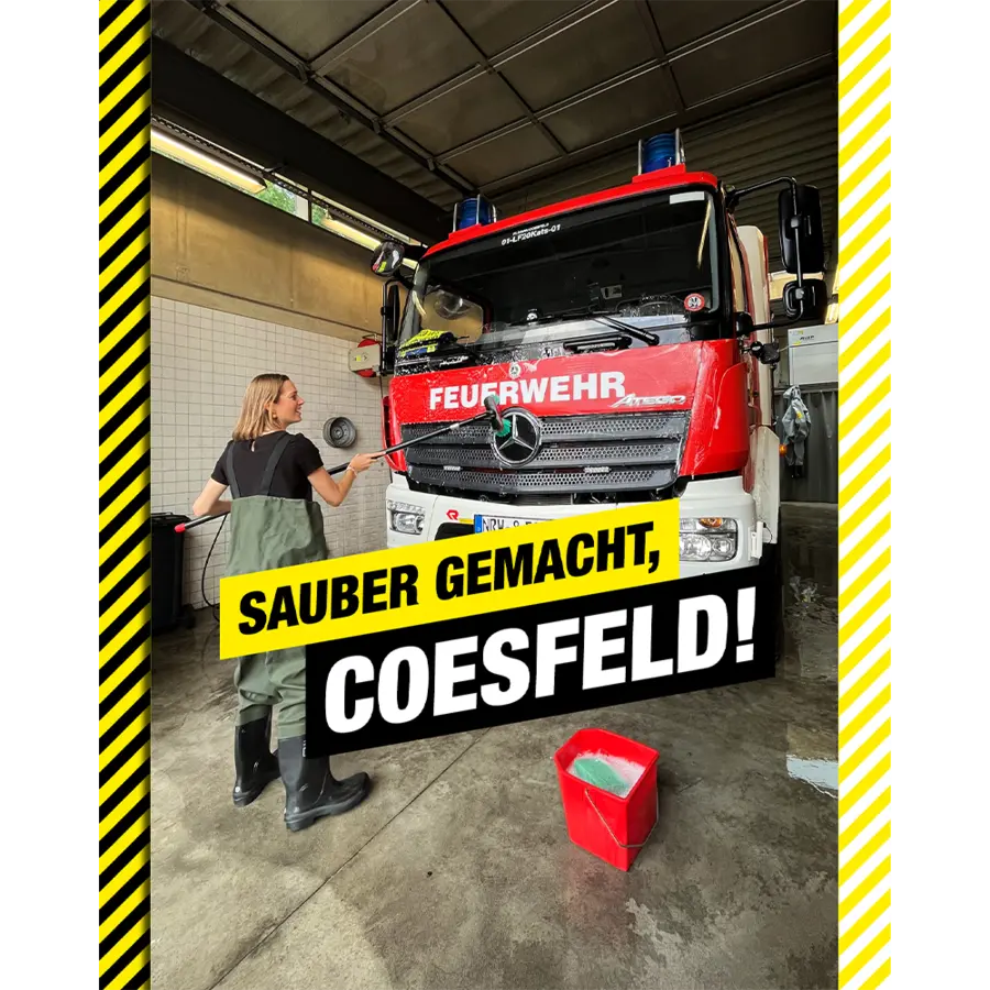 Das Bild zeigt eine Frau, die ein Feuerwehrauto putzt. Der Schriftzug im Vordergrund besagt: &quot;Sauber gemacht, Coesfeld!&quot;