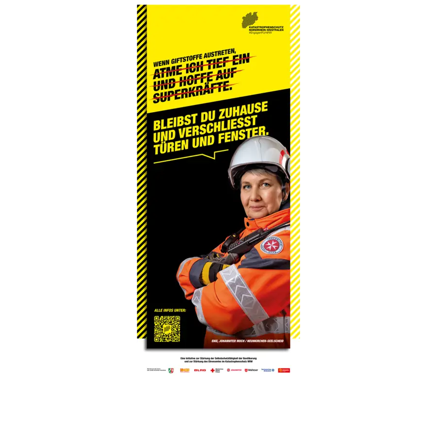 Ein Rollup mit einer Katastrophenschützerin von der JUH.