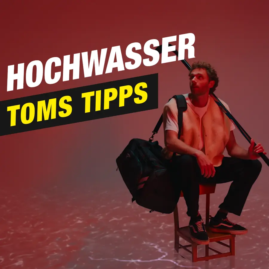 Ein Mann sitzt mit einem Hockeyschläger und einer Sporttasche auf einem Hocker. &quot;Hochwasser. Toms Tipps&quot;
