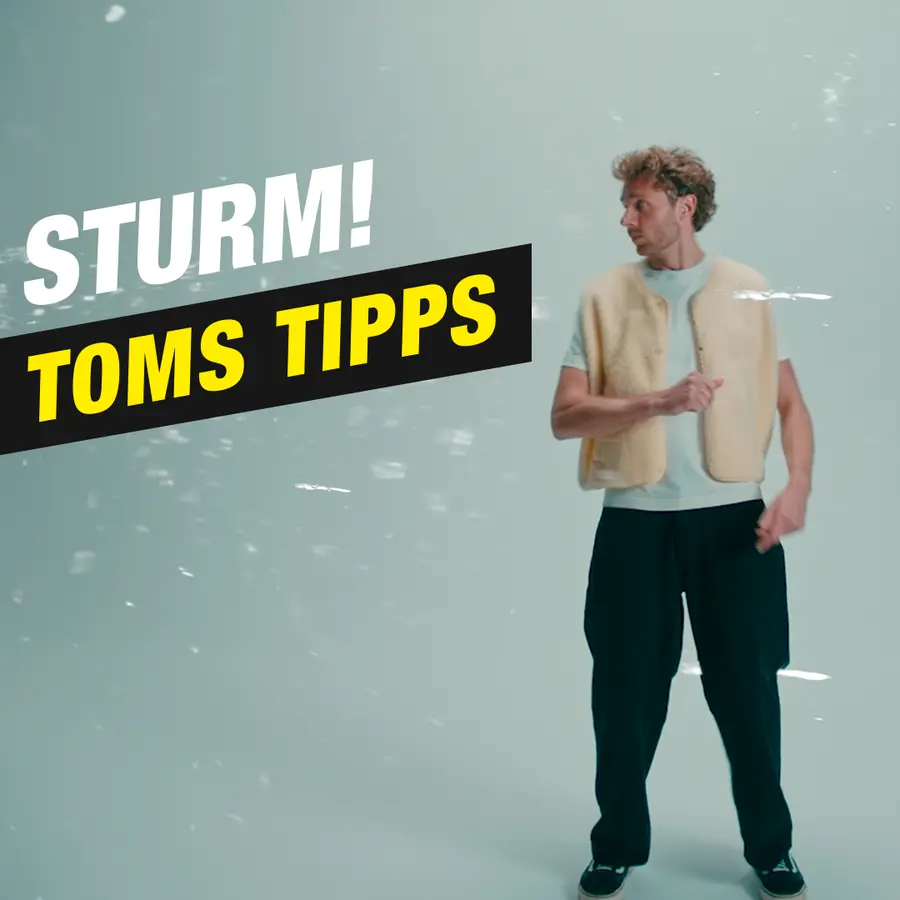 Ein Mann in einer Wollweste. &quot;STURM! Toms Tipps&quot;
