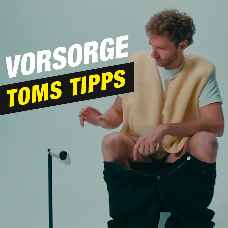 Ein Mann sitzt auf der Toilette, das Toilettenpapier ist ausgegangen. &quot;Vorsorge. Toms Tipps&quot;
